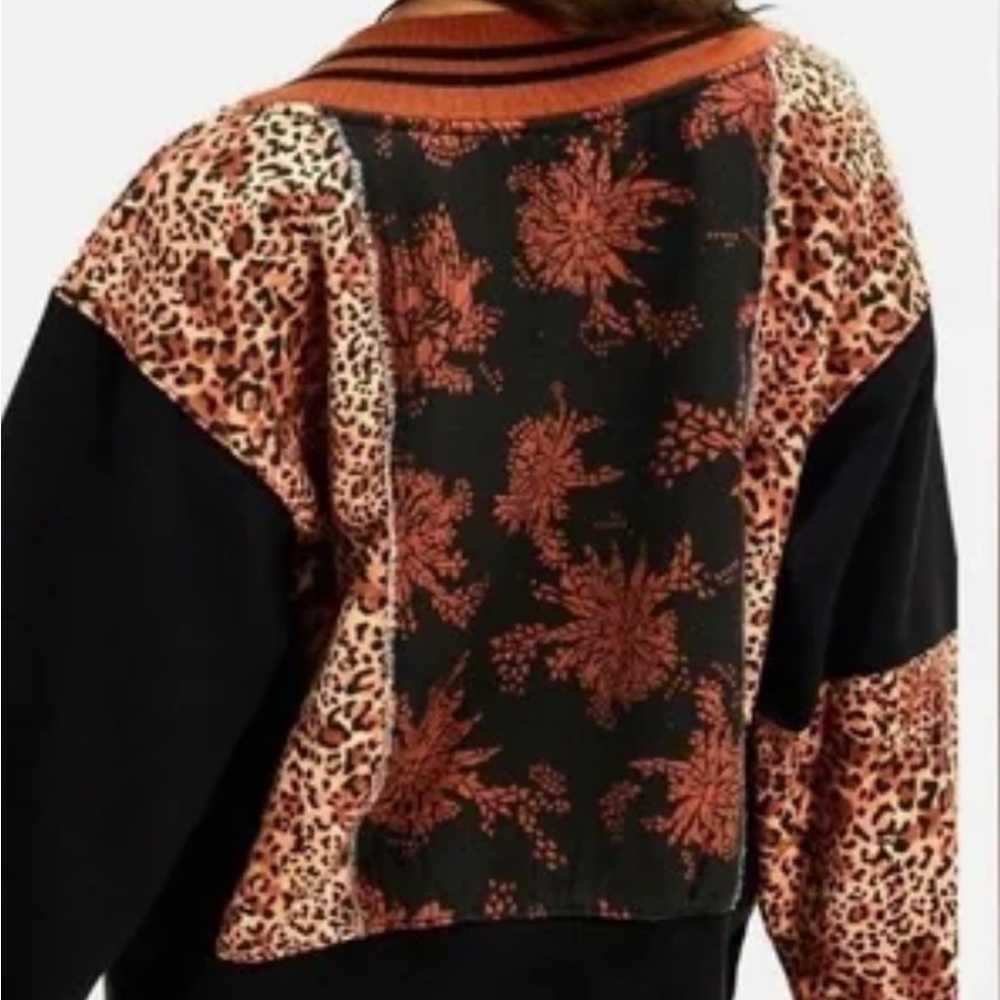 Leopard Print V-Neck Sweater - Picture 4 of 6